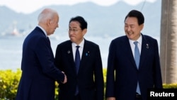 조 바이든(왼쪽) 미국 대통령과 윤석열(오른쪽) 한국 대통령, 기시다 후미오 일본 총리가 지난 5월 히로시마 주요7개국(G7) 정상회의 현장에서 환담하고 있다. (자료사진)