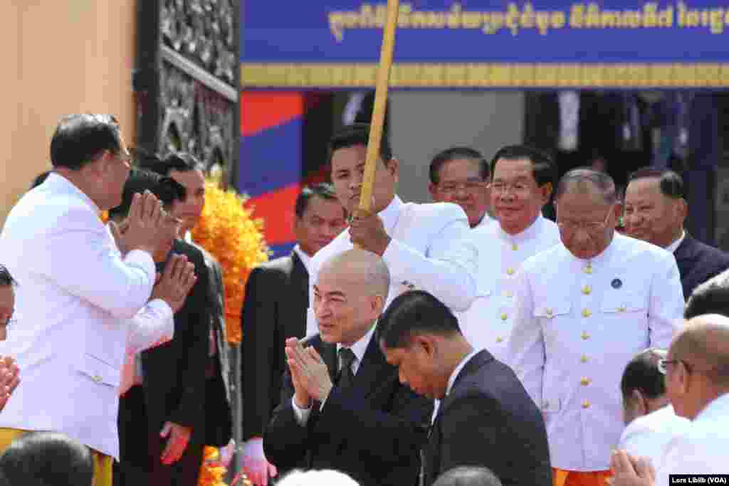 ព្រះមហាក្សត្រ ព្រះបាទ នរោត្តម សីហមុនី យាងបើកសម័យប្រជុំរដ្ឋសភានីតិកាលទី៧ នៅថ្ងៃទី២១ ខែសីហា ឆ្នាំ២០២៣។ (លាស់ លីបលីប/វីអូអេ)