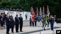 Va Joe Biden, Amai Kamala Harri negurukota rezvekudzivirirwa kwenyika VaLloyd Austin vari kuArlington National Cemetery, Virginia, May 27, 2024.