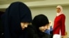 Karima Mokhtari (kanan) seorang guru bahasa Spanyol menyambut siswa pertama di bacaan "Averroes", sekolah menengah Islam swasta pertama yang dibuka di utara kota Lille, Paris 2 September 2003. (Foto: Reuters)
