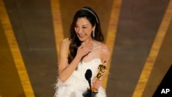 华裔女星杨紫琼2023年3月12日凭借《瞬息全宇宙》中的表演获得奥斯卡最佳女演员奖。