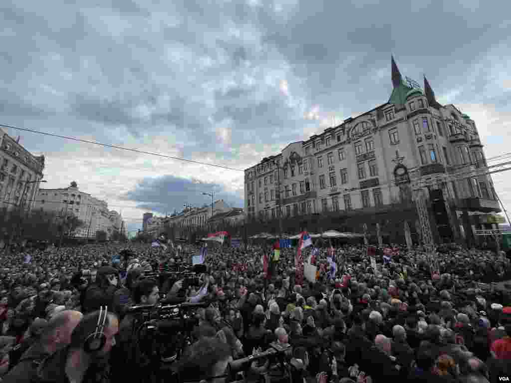 Građani okupljeni na protesnom skupu protiv izbornih nepravilnosti "Ne pristajemo", u organizaciji ProGlasa, na Terazijama, u Beogradu, 30. decembra 2023. (Foto: Glas Amerike/Stefan Miljuš)