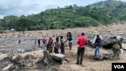 Officiellement, "seules" 443 personnes ont été enterrées, victimes des glissements de terrain du 4 mai.