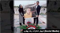 تصویر پویا بختیاری بر سر مزارش در دست مادرش ناهید شیرپیشه و پدرش منوچهر بختیاری - آرشیو
