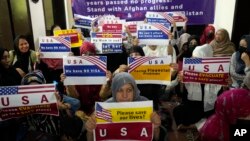 شماری از افغانها در اسلامآباد، پایتخت پاکستان، خواهان انتقال شان به ایالات متحده شده اند (تصویر از صدای امریکا)