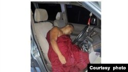 မန္တလေးတိုင်း၊ မြင်းခြံမြို့နယ်မှာ လူနာကိုဆေးရုံလိုက်ပို့တဲ့ ပရဟိတကားပစ်ခတ်ခံရပြီး ကားပေါ်မှာပါလာတဲ့ စခမရွာဆရာတော် ပျံတော်မူ။ (Photo: တပ်မတော်သတင်းပြန်ကြားရေး/ဇွန် ၂၃၊ ၂၀၂၄) 