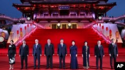 Presiden China Xi Jinping, tengah, dan istrinya, Peng Liyuan, keempat kanan, berfoto bersama para pemimpin Asia Tengah di Menara Ziyun di Xi'an di Provinsi Shaanxi, China , 18 Mei 2023. (Foto: via AP)