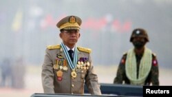 Kepala junta militer Myanmar Jenderal Min Aung Hlaing memimpin jalannya parade militer pada peringatan Hari Angkatan Bersenjata di Naypyitaw, Myanmar, pada 27 Maret 2021. (Foto: Reuters/Stringer)