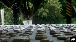 ARCHIVO: La policía panameña custodia cientos de paquetes de marihuana incautados durante una conferencia de prensa en la sede de la Policía Fronteriza de Panamá en Gamboa, Panamá, el martes 1 de septiembre de 2020. 