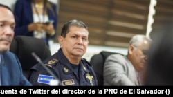 Mauricio Arriaza Chicas, director de la Policía de El Salvador, junto al ministro de Seguridad de ese país, Gustavo Villatoro. [Tomado de la cuenta de Twitter del funcionario, del 24 de octubre de 2022]