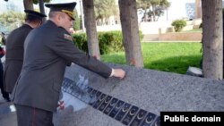 Azərbaycan hərbçiləri Türk şəhidliyini ziyarət edir (Mənbə: Azərbaycan Müdafiə Nazirliyi)