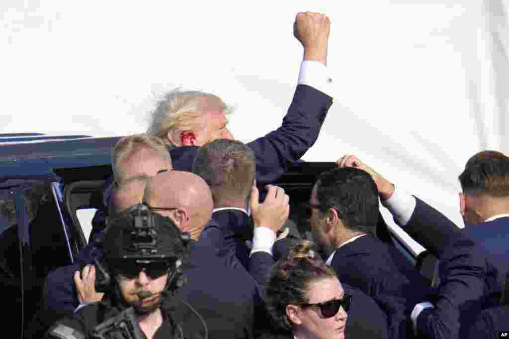 Donald Trump est évacué en voiture de son meeting. 