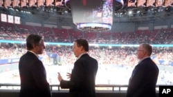 Američki državni tajnik Antony Blinken razgovara s američkim veleposlanikom u Kini Nicholasom Burnsom, u sredini, s generalnim konzulatom SAD-a u Šangaju Scottom Walkerom dok prisustvuje košarkaškoj utakmici na Shanghai Indoor Stadium, u Kini, 24. travnja 2024.
