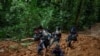 Una familia de migrantes venezolanos con niños atraviesa la selva colombiana en el Tapón del Darién, en una peligrosa y agotadora caminata de cinco a siete días. En Colombia, el 27 de julio de 2022. Foto: Fundación Thomson Reuters/Fabio Cuttica
