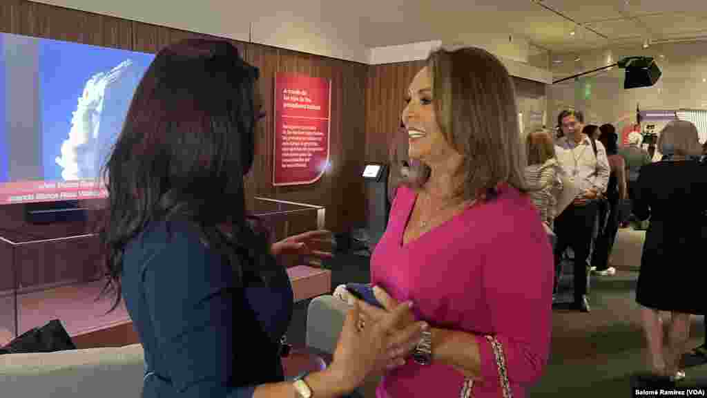 Maria Elena Salinas y Dunia Elvir comparten un momento de felicitación al ver por primera vez el resultado de la exhibición “¡De última hora! Latinas Report Breaking News” en el Museo de Historia Estadounidense.