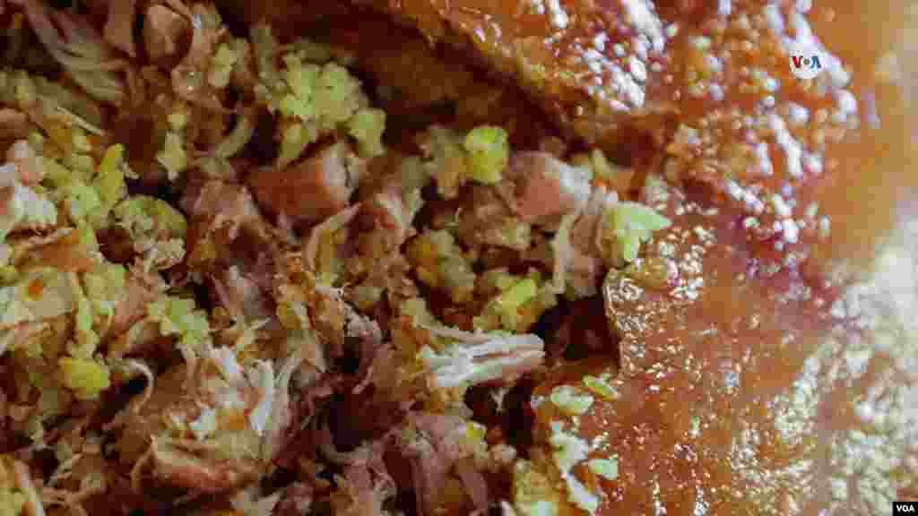 La lechona es originaria del departamento de Tolima, en el centro de Colombia, pero por su exquisitez conquistó al resto del país, convirtiéndose en un plato tradicional.