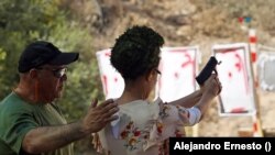 Ahora que Israel se declaró en guerra y muchos hombres parten al frente, numerosas mujeres están comprando pistolas y aprendiendo a usarlas.