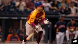 El venezolano José Altuve corre con un elevado durante el segundo inning de un juego de exhibición de béisbol contra los Astros de Houston, el miércoles 8 de marzo de 2023 en West Palm Beach, Florida.