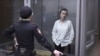 Alsu Kurmasheva, editora del servicio tártaro-bashkir Radio Free Europe/Radio Liberty, financiado por el gobierno de Estados Unidos, asiste a una audiencia judicial en Kazán, Rusia, el lunes 1 de abril de 2024 mientras es custodiada por una gendarme.