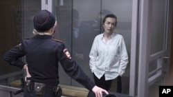 Alsu Kurmasheva, editora del servicio tártaro-bashkir Radio Free Europe/Radio Liberty, financiado por el gobierno de Estados Unidos, asiste a una audiencia judicial en Kazán, Rusia, el lunes 1 de abril de 2024 mientras es custodiada por una gendarme.