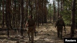 FILE - Prajurit Ukraina mencari drone Rusia di posisi dekat garis depan, di tengah serangan Rusia ke Ukraina, di wilayah Donetsk, Ukraina, 31 Maret 2024.