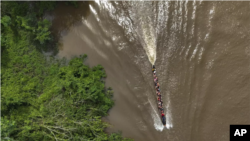 ARCHIVO - Migrantes viajan en una embarcación hacia Lajas Blancas, Panamá, el 28 de junio de 2024, tras cruzar a pie el Tapón del Darién desde Colombia.