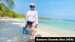 Sayín Rojas, vendedora de helados de los cayos del estado Falcón, en Venezuela, de 43 años, posa para una foto en la playa de Boca Seca.