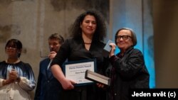Leyla Mustafayeva Abzas Medianın həbs edilən jurnalistləri adından mükafatı qəbul edir 