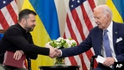 Presidenti Joe Biden gjatë takimit me Presidentin ukrainas Volodymyr Zelenskyy në Paris (7 qershor 2024)