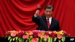 2023年9月28日，中国国家主席习近平在北京人民大会堂举行的庆祝中华人民共和国成立74周年晚宴上致辞后举杯。