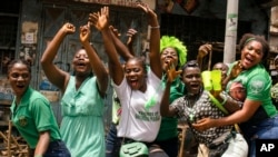 Des jeunes Sierraléonaises célèbrant la victoire de Julius Maada Bio à la présidentielle le 5 avril 2018. APTOPIX 