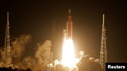 El cohete lunar de próxima generación de la NASA, el Space Launch System (SLS) con la cápsula de tripulación Orión, despega del complejo de lanzamiento 39-B en la misión no tripulada Artemis I a la luna en Cabo Cañaveral, Florida, EEUU, el 16 de noviembre de 2022.