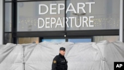 Seorang polisi berpatroli di Bandara Vatry, yang terletak di timur Prancis, pada 23 Desember 2023. (Foto: AP/Christophe Ena) 