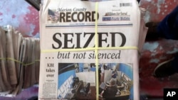 Un atado de periódicos de la última edición del Marion County Record se encuentra en la parte trasera del edificio del semanario, esperando ser desagregada, clasificada y distribuida, el 16 de agosto de 2023, en Marion, Kansas, EEUU.