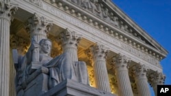 ARCHIVO - Lámparas iluminan parte de la Corte Suprema en el capitolio, en Washington, el 16 de noviembre de 2022. 