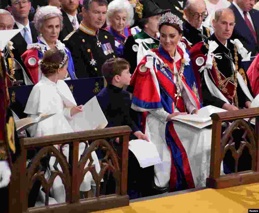 De izquierda a derecha, en la primera fila, la princesa Charlotte, el príncipe Luis, la princesa de Gales y el duque de Edimburgo en la ceremonia de coronación. 