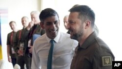 Perdana Menteri Inggris Rishi Sunak (kiri) menyambut Presiden Ukraina Volodymyr Zelenskyy di Hotel Grand Prince untuk pelaksanaan pertemuan G7 di Hiroshima, Jepang, Sabtu, 20 Mei 2023. (Foto: Stefan Rousseau/Pool via AP)