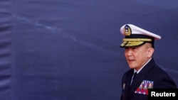 台湾海军司令唐华在台湾宜兰的一处港口参加六艘台湾制造的沱江级巡逻舰的交船仪式。(2024年3月26日)