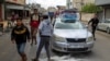 Des personnes fuient les quartiers est de Rafah après que l'armée israélienne ait commencé à évacuer les civils palestiniens en prévision d'une menace d'assaut sur la ville méridionale de Gaza le 6 mai 2024.