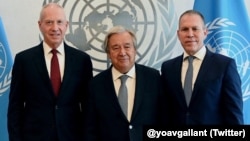 از راست: گیلعاد اردان سفیر اسرائیل در سازمان ملل، آنتونیو گوترش دبیرکل سازمان ملل متحد و یوآف گالانت وزیر دفاع اسرائیل 