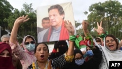 Aktivis dan pendukung partai Tehreek-e-Insaf (PTI) Pakistan memrotes penangkapan mantan PM Pakistan Imran Khan, dalam unjuk rasa di Karachi 27 Agustus 2023.