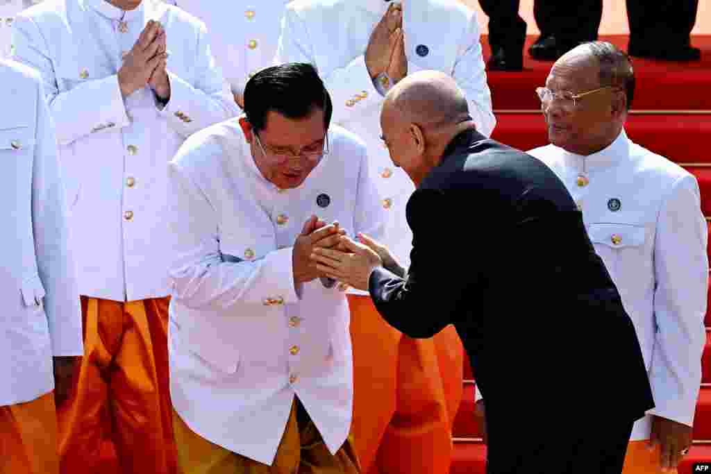 ព្រះមហាក្សត្រកម្ពុជា ព្រះបាទសម្តេចព្រះបរមនាថ នរោត្តម សីហមុនី ជួបលោកនាយរដ្ឋមន្ត្រី ហ៊ុន សែន ក្រោយការយាងបើកសម័យប្រជុំរដ្ឋសភានីតិកាលទី៧ជាលើកដំបូង កាលពីថ្ងៃទី២១ ខែសីហា ឆ្នាំ២០២៣។ 