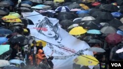 2019年8月18日民間人權陣線發起的8-18流水式集會，主辦單位估計數以百萬計市民冒著大雨和平參與。(美國之音/湯惠芸)