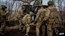 Militares ucranianos cargan un proyectil de 152 mm en un obús Msta-B para disparar hacia las posiciones rusas, cerca de la ciudad de Bakhmut, el 2 de marzo de 2023, en medio de la invasión rusa de Ucrania.