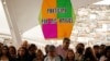 Partidarios de la oposición venezolana se sientan debajo de un cartel que dice "Yo participo por mis amigos", mientras asisten a una conferencia de prensa en Caracas, Venezuela, el 15 de febrero de 2023. REUTERS/Leonardo Fernandez Viloria