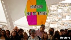 Partidarios de la oposición venezolana se sientan debajo de un cartel que dice "Yo participo por mis amigos", mientras asisten a una conferencia de prensa en Caracas, Venezuela, el 15 de febrero de 2023. REUTERS/Leonardo Fernandez Viloria