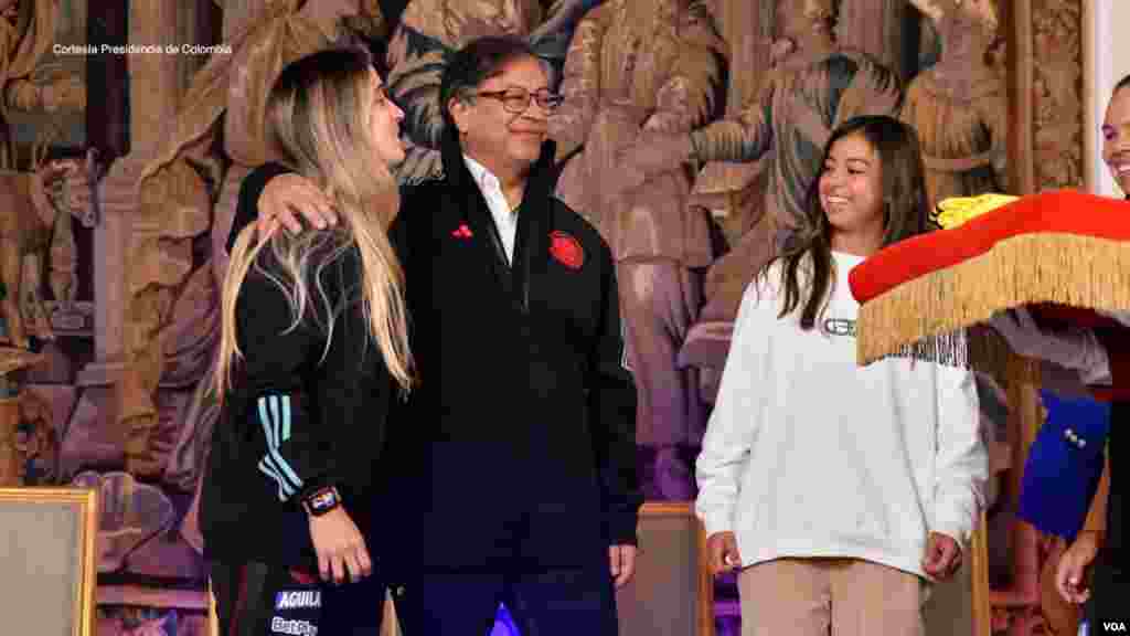 En la imagen aparecen Marcela Restrepo (centrocampista) y Daniela Arias (defensa), dos de las figuras de la selección en el Mundial de Australia y Nueva Zelanda. 