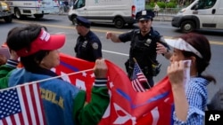 La gente se reúne frente al Tribunal Penal de Manhattan para ver pasar la caravana del expresidente Donald Trump después del veredicto de culpabilidad anunciado en su contra, el 30 de mayo de 2024, en Nueva York.