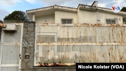 La fachada de una casa en una urbanización de clase alta en Caracas