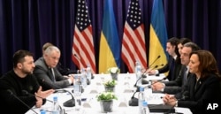 La vicepresidenta de EEUU, Kamala Harris, derecha, y el presidente de Ucrania Volodymyr Zelenskyy, izquierda, así como miembros de sus delegaciones, se reúnen en la Conferencia de Seguridad de Múnich en Alemania, el 17 de febrero de 2024. (Tobias Schwarz/ Piscina vía AP)